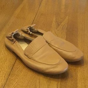 Woman’s Everlane tan elastic heel slip on flat. Size 7. Leather. Rubber sole.
